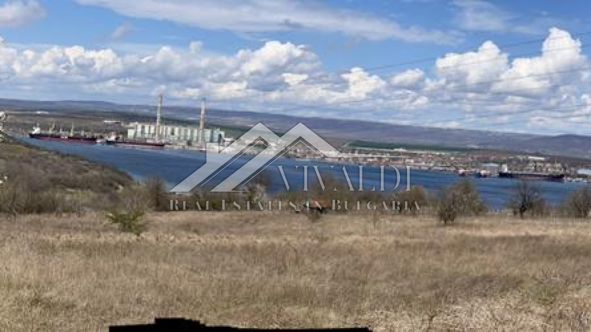 A plot of land with a house in the village of Konstantinovo with an excellent view of Lake Varna