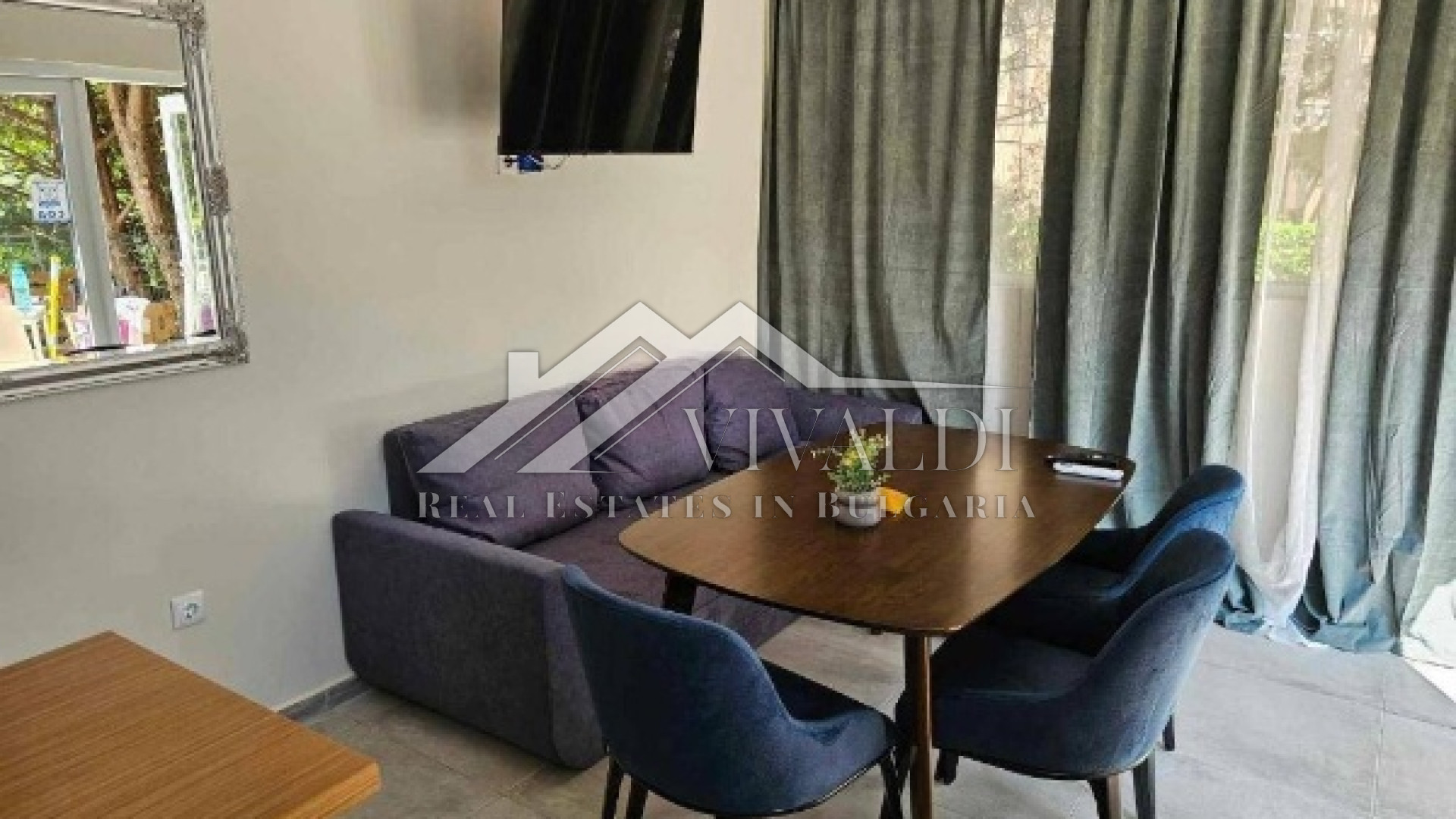 Three-room apartment with a parking space in K.K. St. St. Constantine and Elena