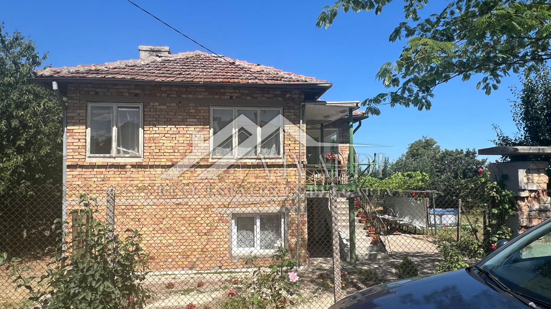 House with a yard in the center of the village of Benkovski, Varna region