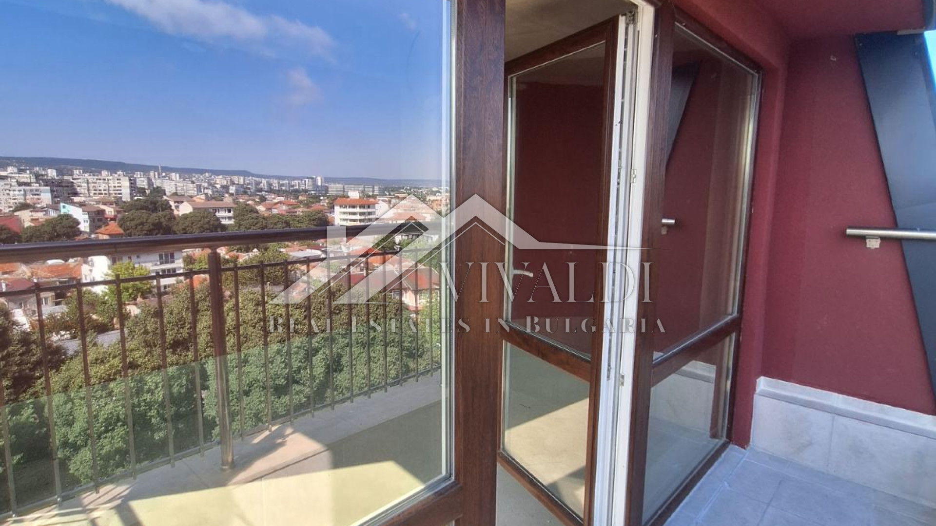 Three-room apartment  in the Kolhozen Pazar area, Varna
