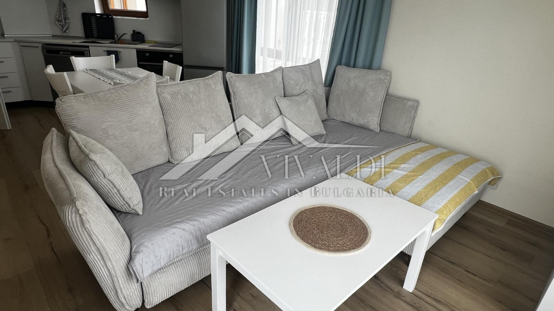 Просторен тристаен апартамент в комплекс South Bay , Варна
