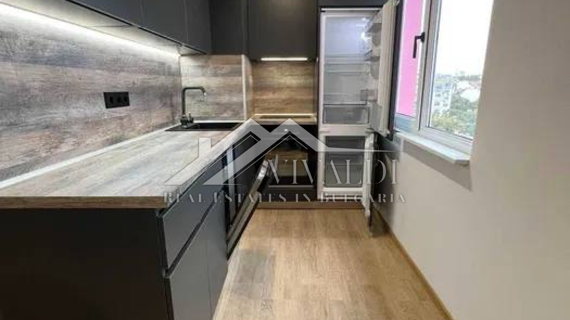 Тристаен просторен апартамент в квартал Левски, Варна