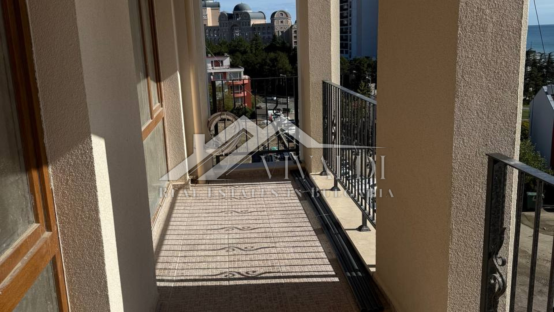 Современная двухкомнатная квартира в новом жилом комплексе в курорте Солнечный берег 