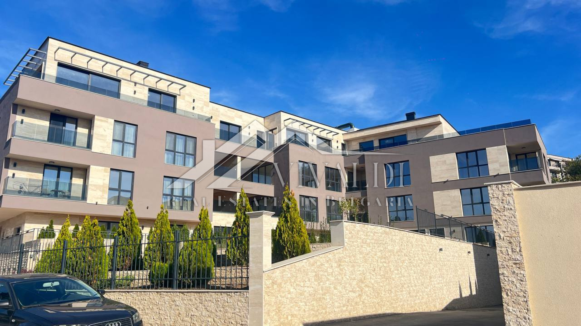 Просторен четиристаен апартамент в престижния и зелен район на Варна - Бриз.