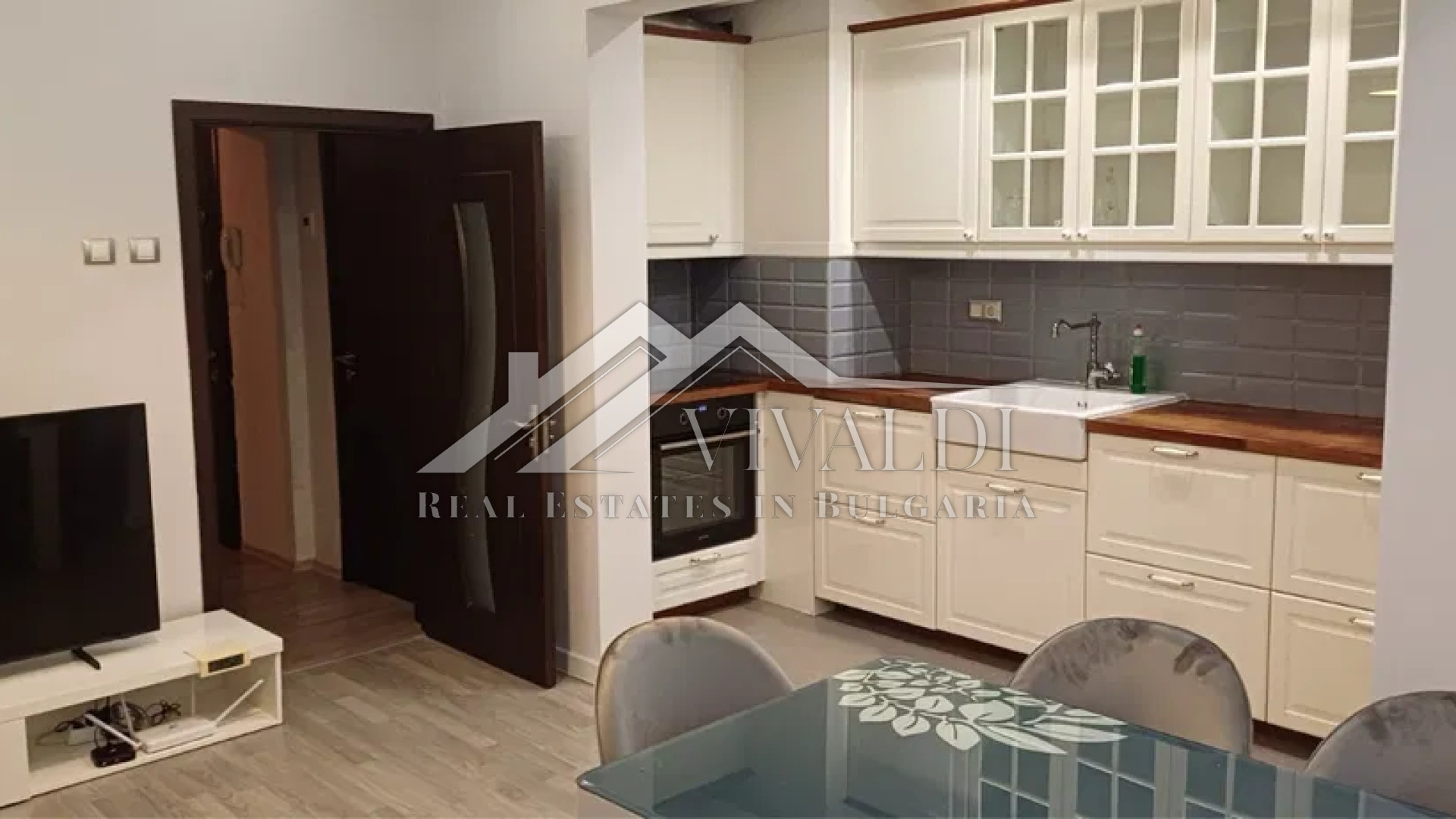 Просторен тристаен апартамент, разположен в района на Окръжна болница, Варна