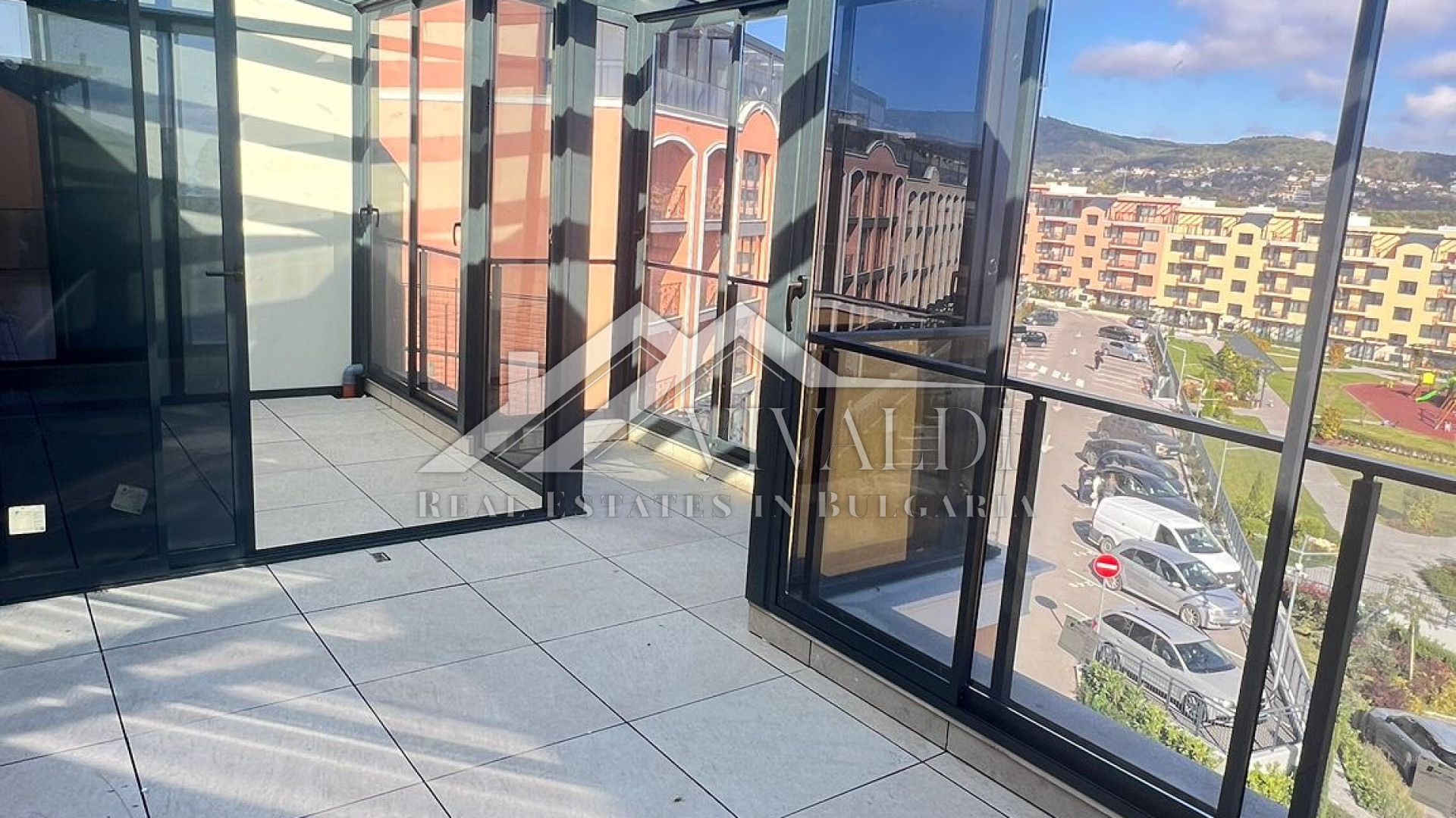 Трехкомнатная квартира в районе Св. Константин и Елена, г. Варна 