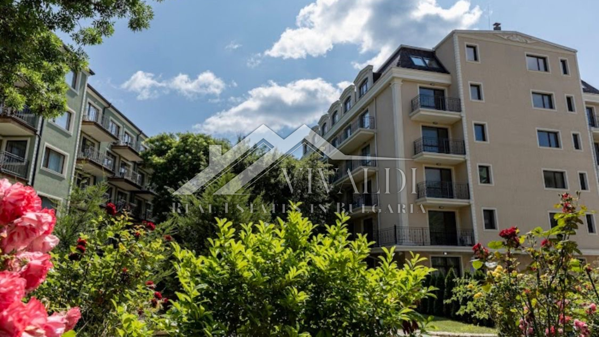 Трехкомнатная просторная квартира в районе Св. Константин и Елена, г. Варна 