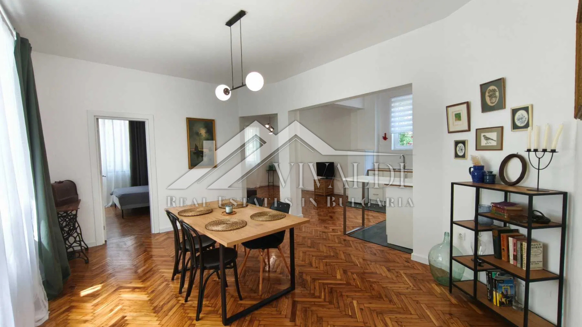 Трехкомнатная квартира с гаражом в районе Шишкова градина, г. Варна 