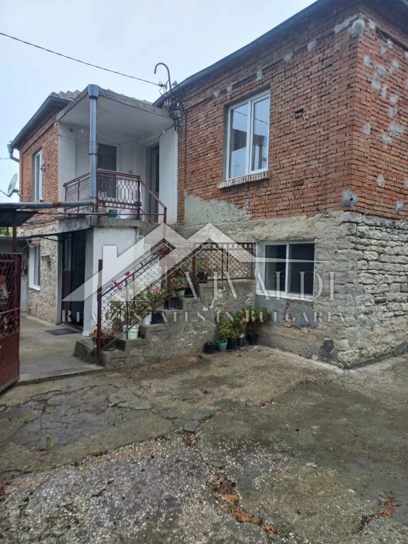 Двухэтажный дом в селе Здравец, обл. Варна 