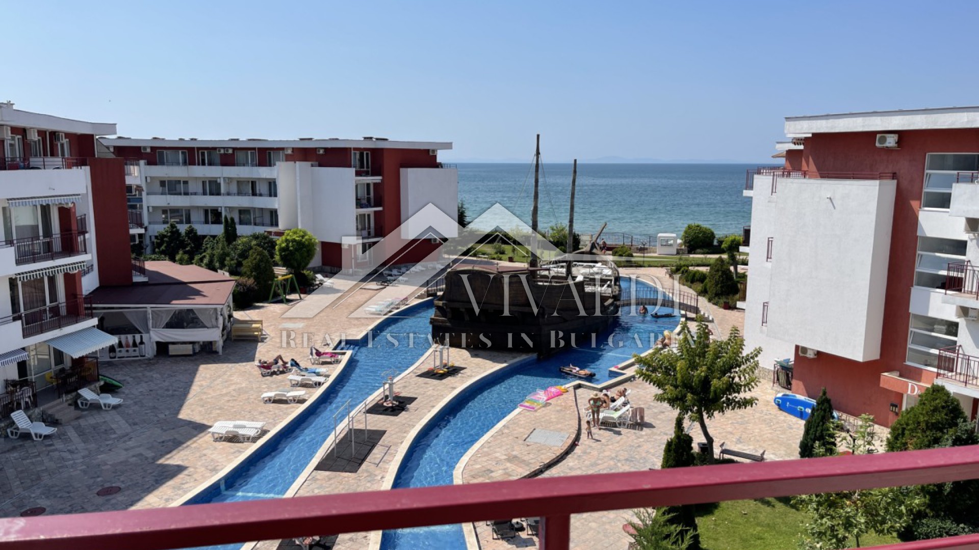 Two-room apartment with frontal sea view in Elenite