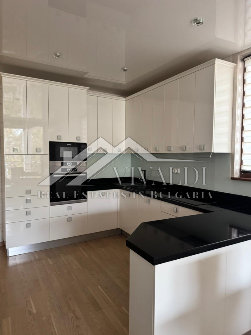 Просторен апартамент в живописния район на Ален Мак, Варна.