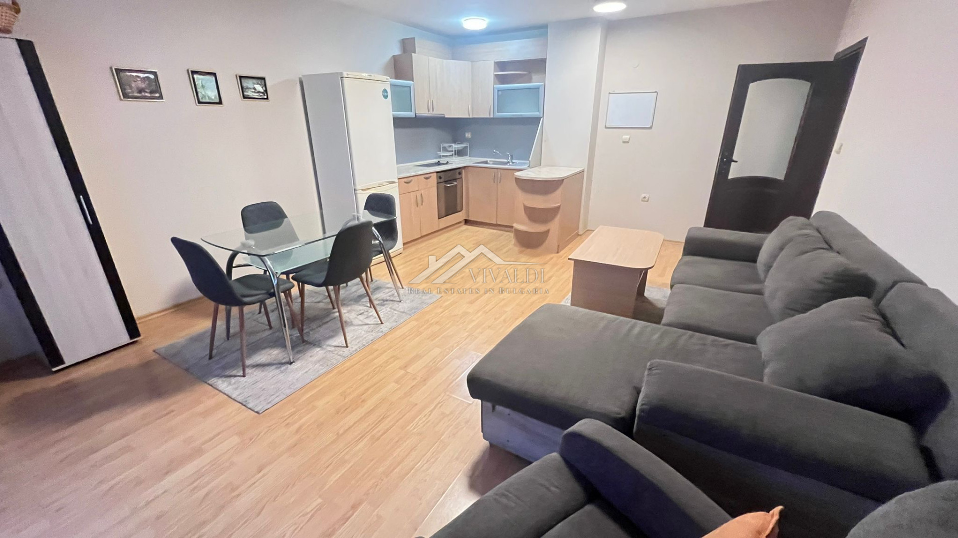 Просторен двустаен апартамент в един от най-популярните райони на Варна - Приморски, Център.