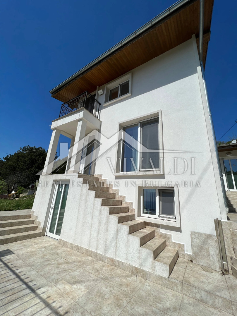 Трехэтажный дом с видом на море, г. Варна 