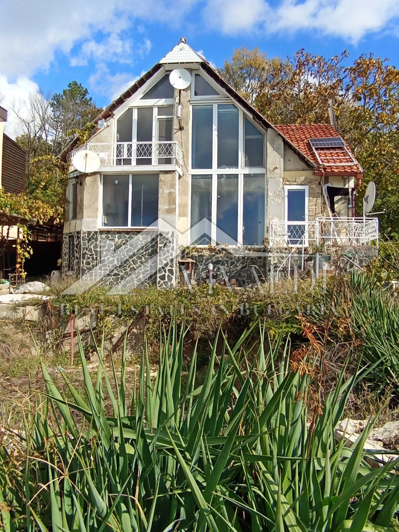 Триетажната къща  в район Приморски,  Варна