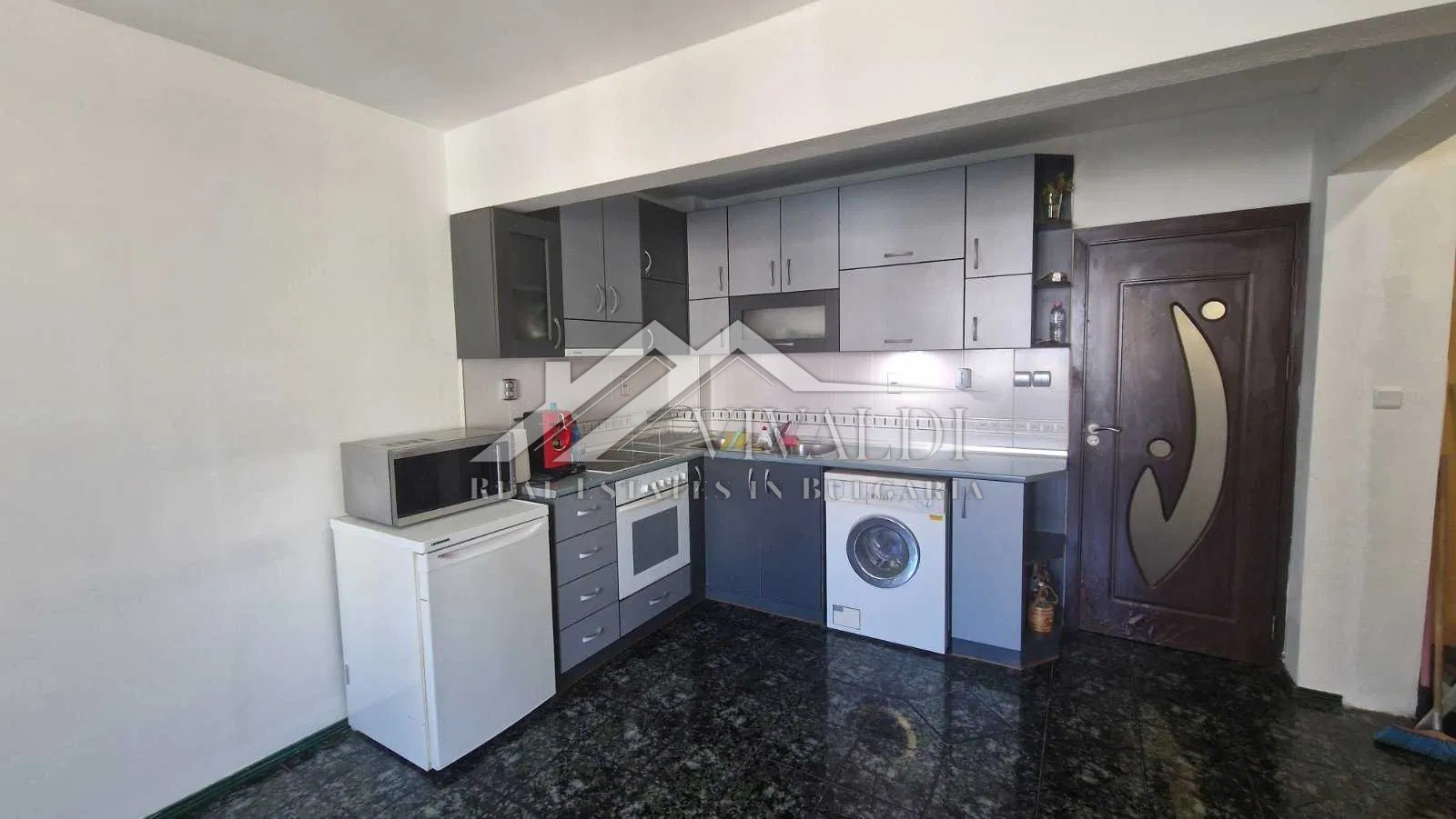 Тристаен апартамент в района на Лятно кино Тракия, Варна