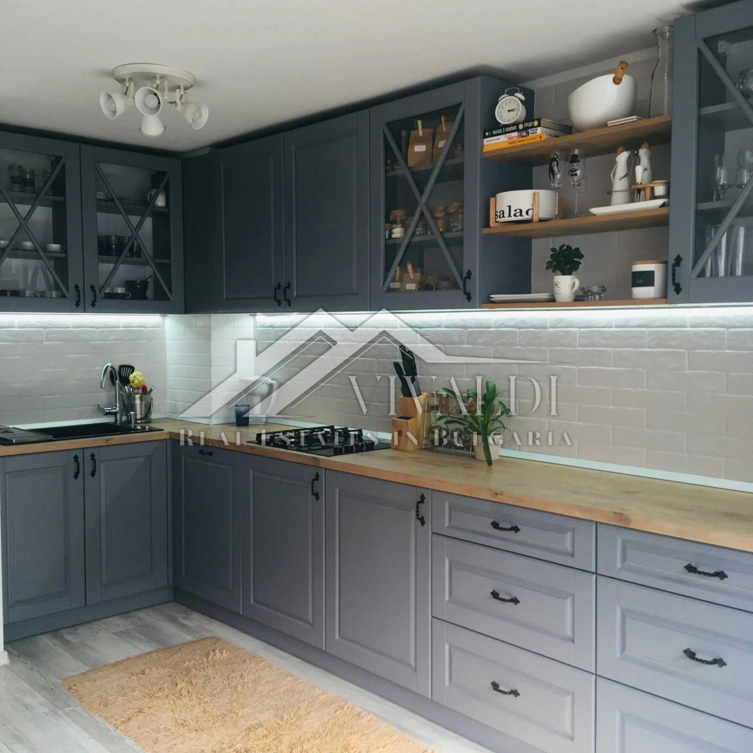 Тристаен апартамент в района на Спортна зала, Варна