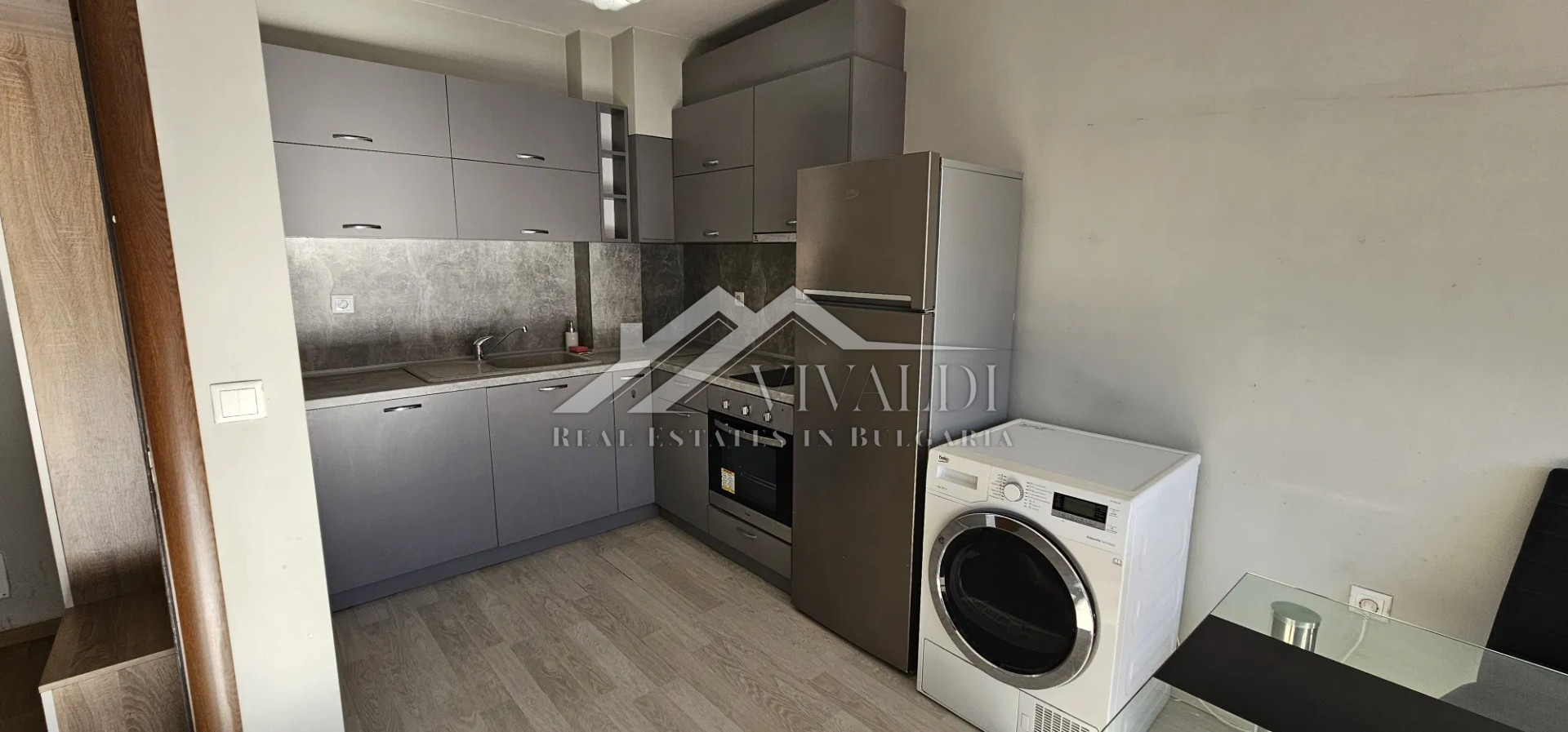 Двухкомнатная квартира с парковочным местом в районе Владислово, г. Варна 