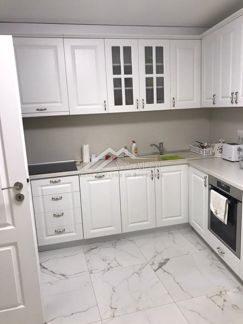 Трехкомнатная квартира в районе Чайка, Варна 