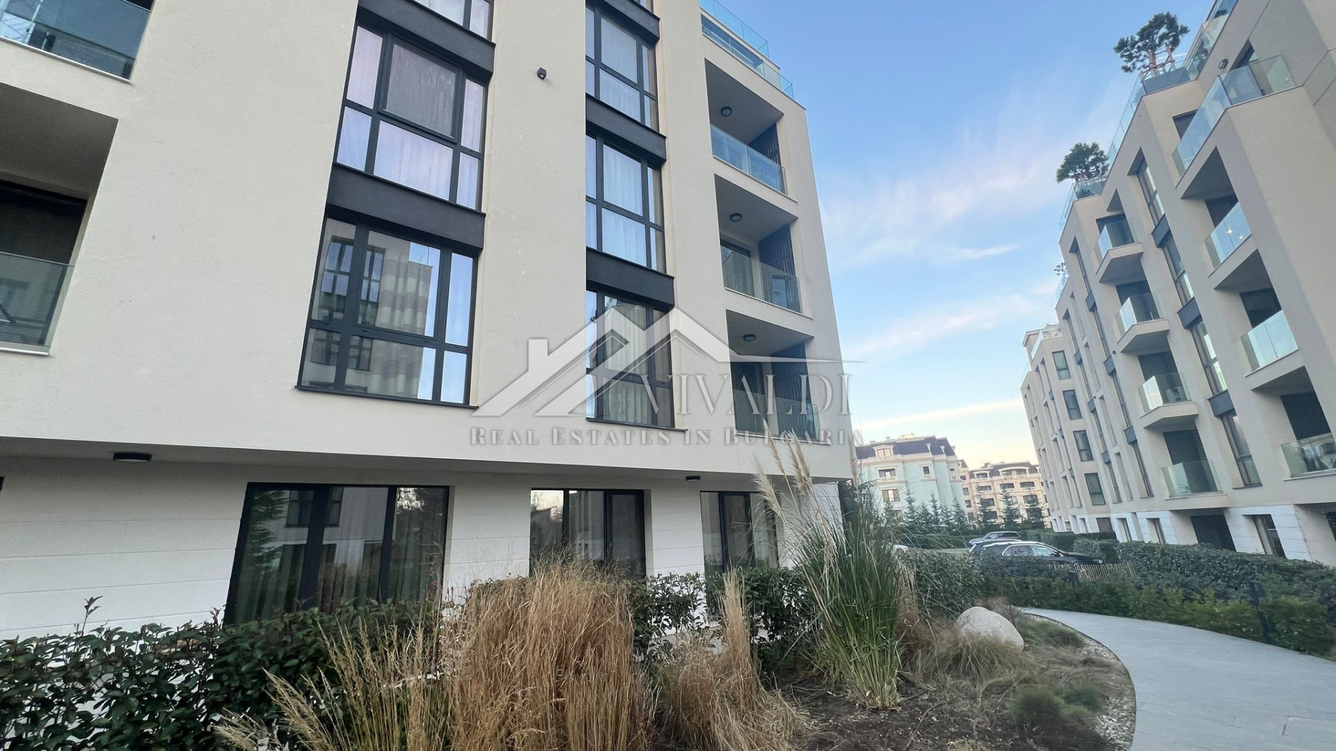 Three-room apartment with underground parking in the St. St. Constantine and Helena resort, Varna