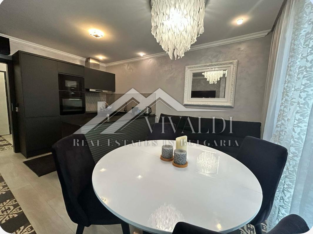 Тристаен апартамент с паркомясто в курортен район Св. Константин и Елена, г. Варна