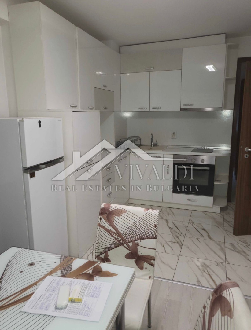 Тристаен апартамент с паркомясто в района на Патриарх, Варна.