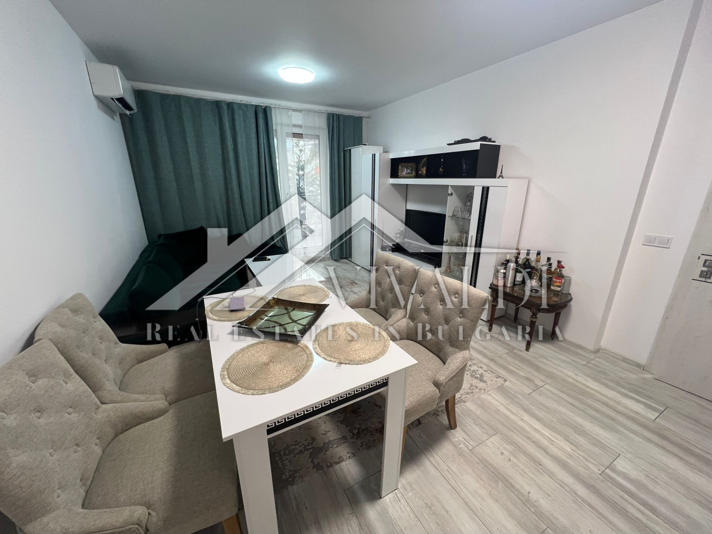 Двустаен апартамент с паркомясто в к.к. Св. Св. Константин и Елена, Варна.