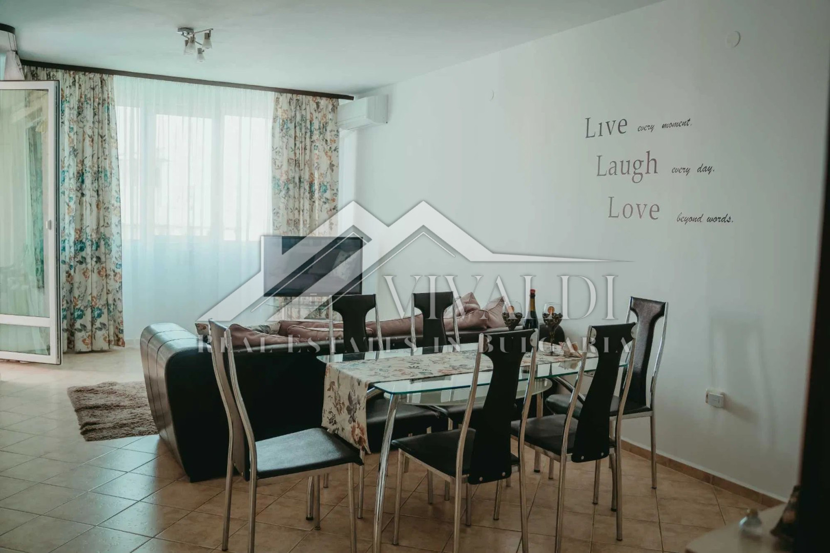 Тристаен апартамент с паркомясто в район Кабакум, Варна.