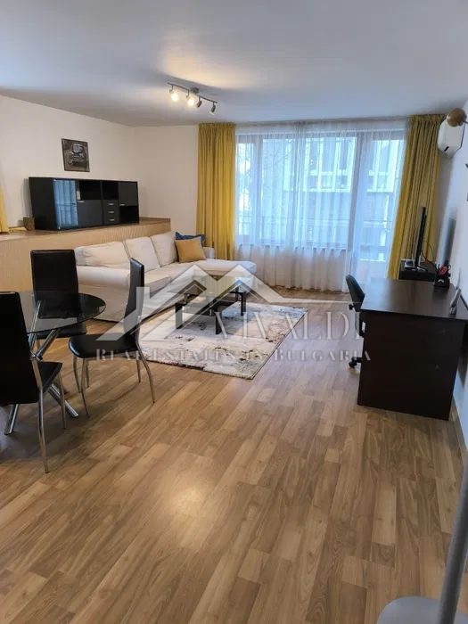 Двустаен апартамент с гараж в район Операта, центъра на Варна.