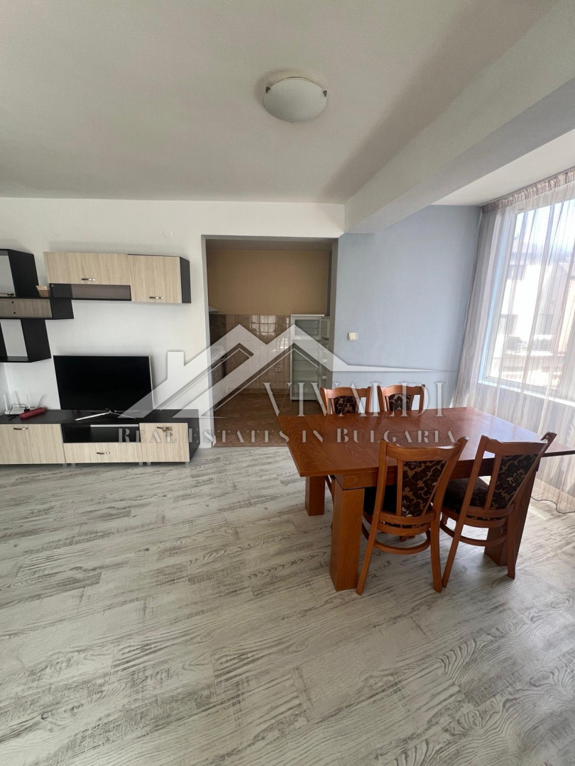 Тристаен апартамент в район Гръцка махала, центъра на Варна.