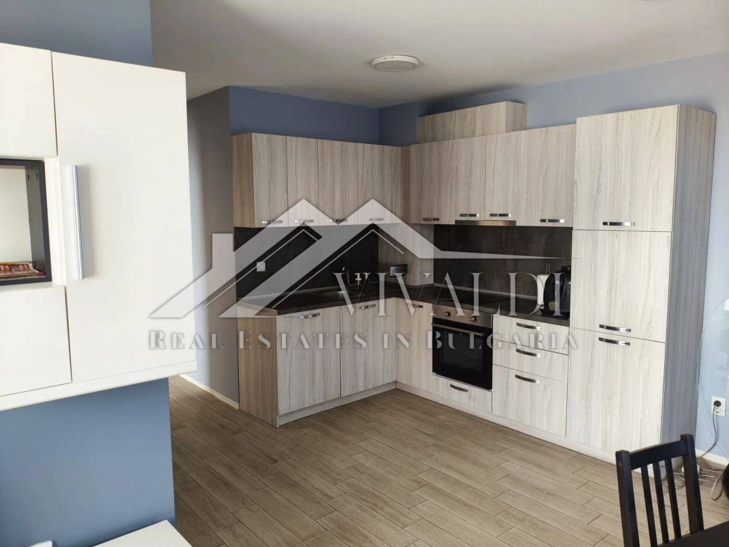 Двустаен апартамент с паркомясто в район Пчелина, Варна.